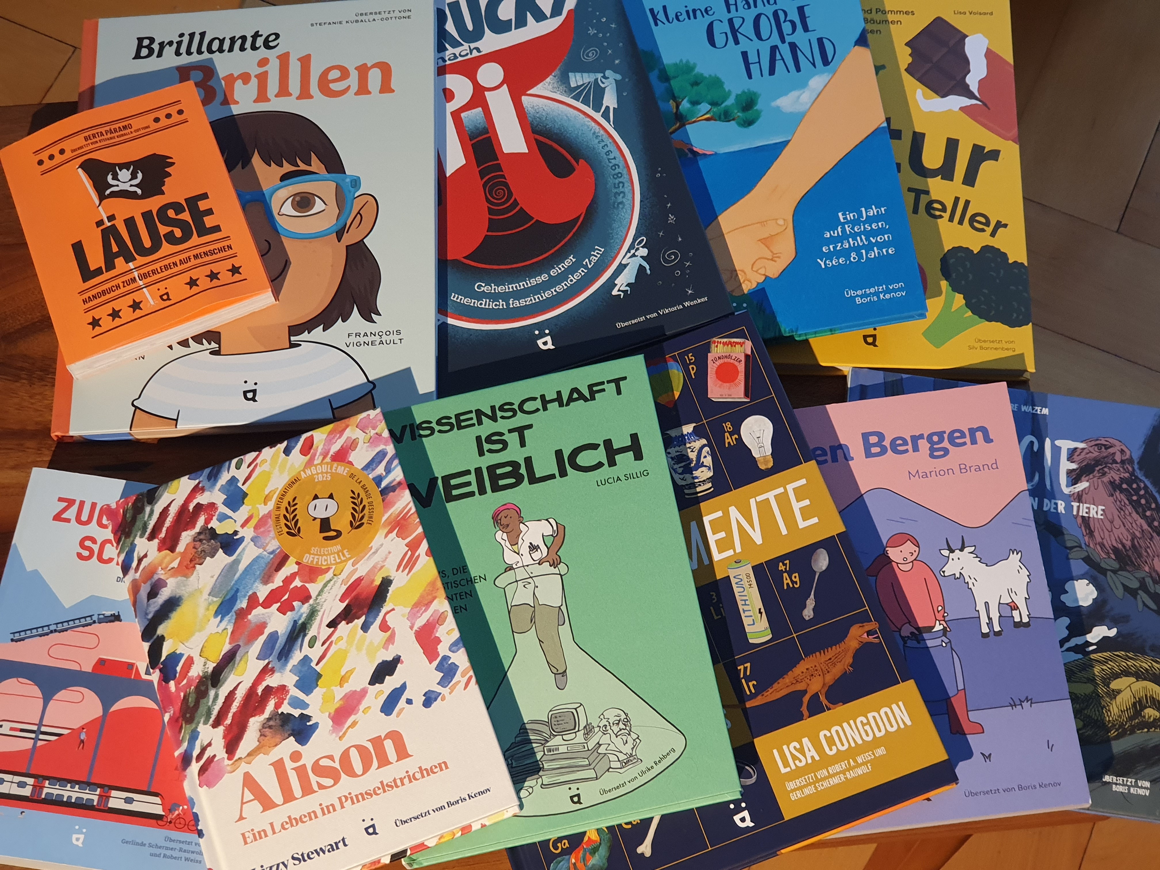 Auswahl von Helvetiq-Büchern mit Nennung der Übersetzerin oder des Übersetzers auf dem Cover
