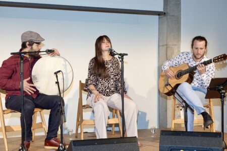 Finn Mück (Perkussion), Ilayda Kaya (Gesang), Henrik Dewes (Gitarre)