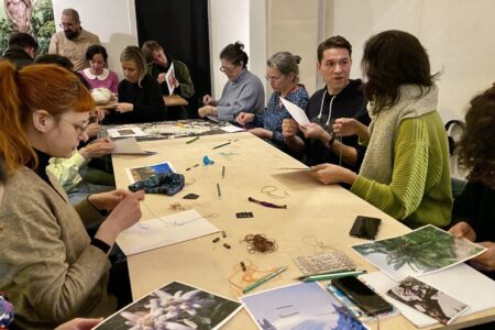 Los participantes del taller en Zúrich bordan fotos de naturaleza que sirven de inspiración para poesía.