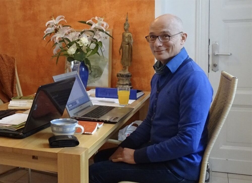 Der Übersetzer Frank Heibert in seinem Homeoffice in Berlin. Foto: privat