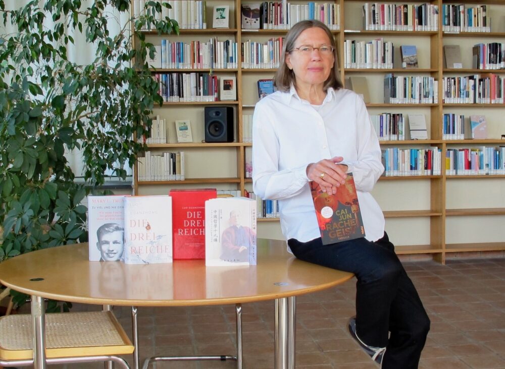 Sie übersetzt chinesische Klassiker und auch amerikanische Enthüllungsliteratur: Eva Schestag im Übersetzerhaus Looren.