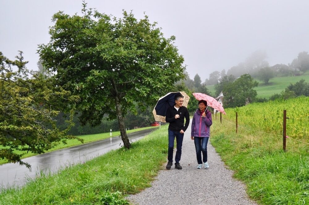 Fuminari Niimoto (links) und Megumi Wakabayashi spazieren auf Walsers Spuren durch Wernetshausen.