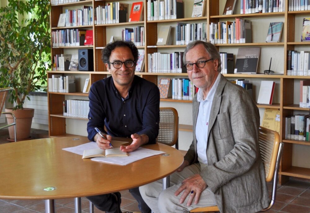 Der Schweizer Autor Klaus Merz (rechts) und sein Übersetzer ins Persische, Abbas Salehi, beim Arbeitsgespräch im Übersetzerhaus Looren.