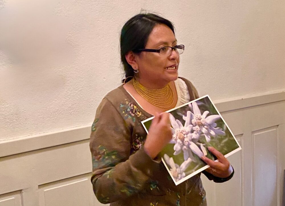 Yana Lema Otavalo, poeta y traductora, presenta su taller de escritura y bordado sobre papel en la galería La Cápsula, Zúrich.