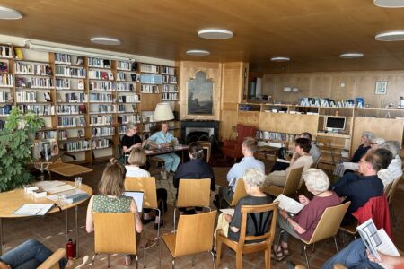 Versammlung im Wohnzimmer