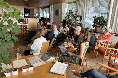 Versammlung im Wohnzimmer