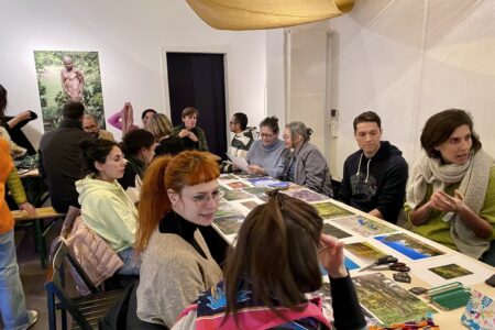 Los participantes del taller en Zúrich bordan fotos de naturaleza que sirven de inspiración para poesía.